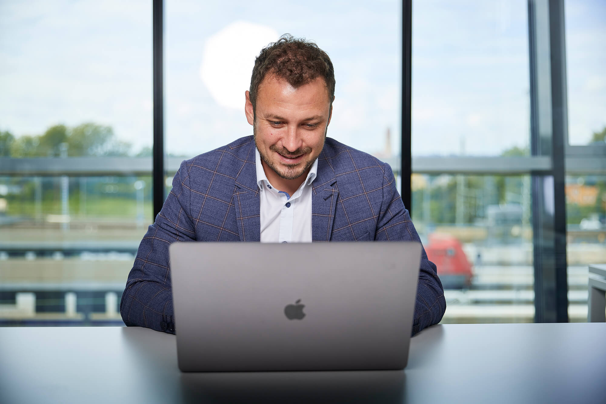 Wohlleb Consulting GmbH - Geschäftsführender Gesellschafter Nico Wohlleb am Laptop