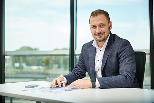 Weltraum.de - Nico Wohlleb in Konzeptphase am Tablet im Büro