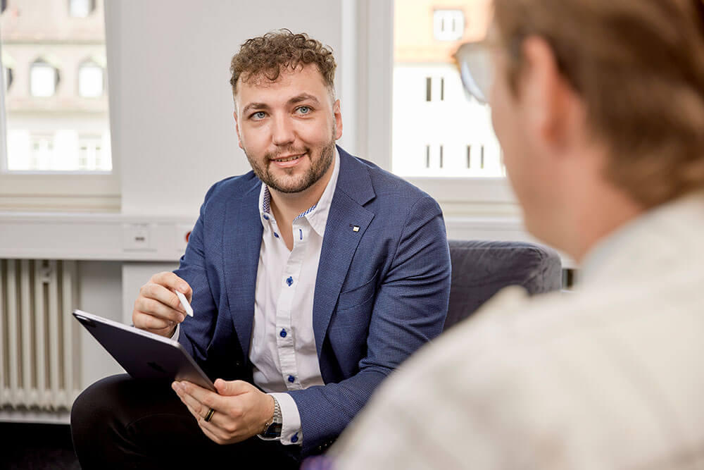 Wohlleb Consulting GmbH – Simon Wohlleb im Gespräch im Büro in Augsburg